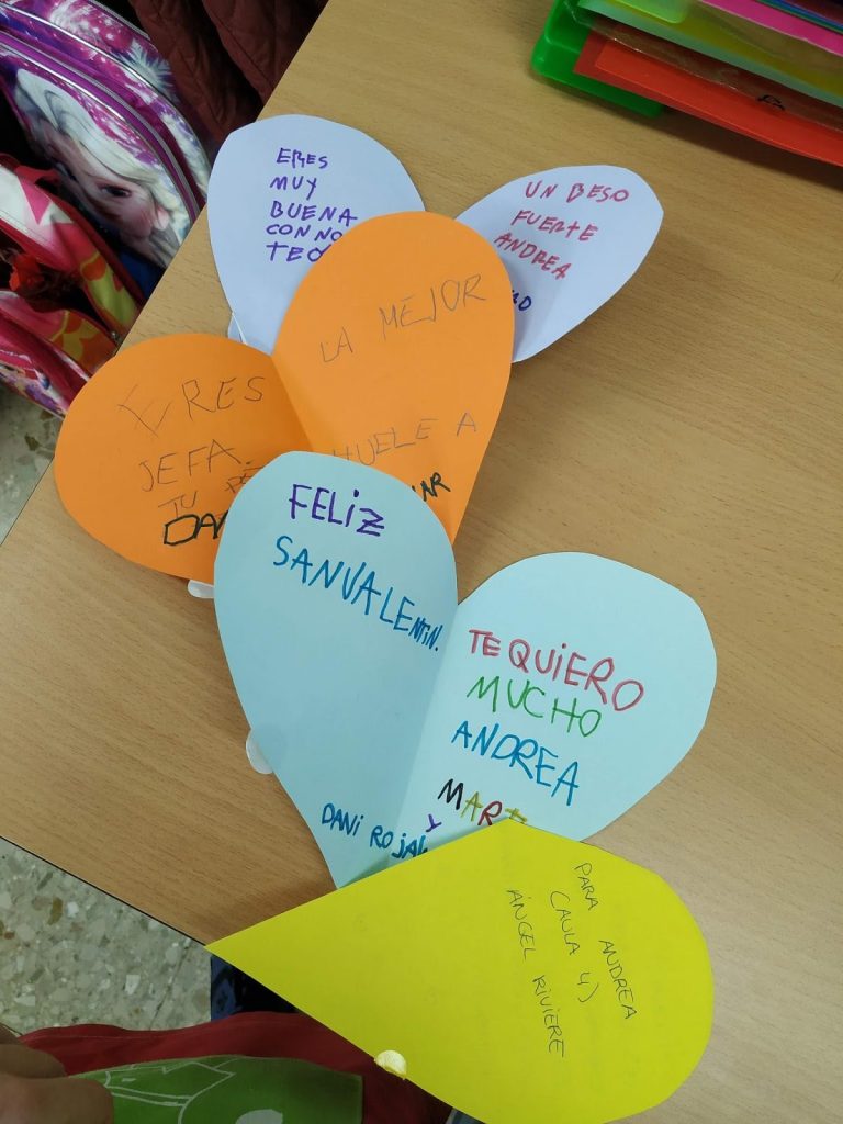 Fotografía de varios corazones de papel con mensajes: Eres muy buena con nosotros, eres la mejor jefa, Feliz San Valentín