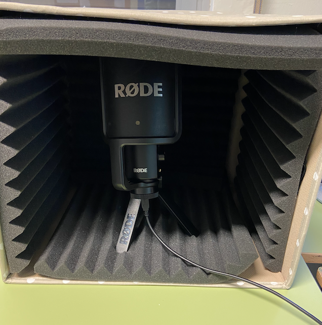 Colocación de las láminas de espuma para mejorar el sonido captado por el micrófono